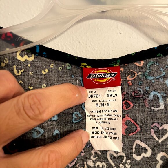 Dickies Women's Colorful Scrub Top size Medium black with colorful hearts - Picture 3 of 7